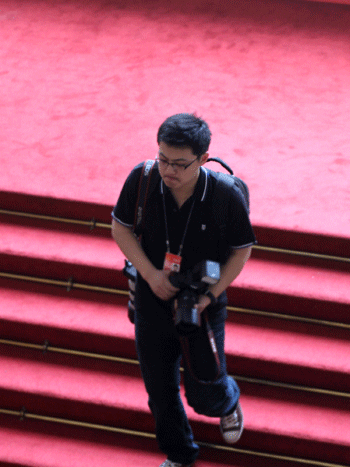 兩會(huì)上的帥哥記者