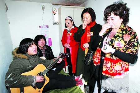 重慶女政協(xié)委員感受蟻族蝸居生活當場落淚