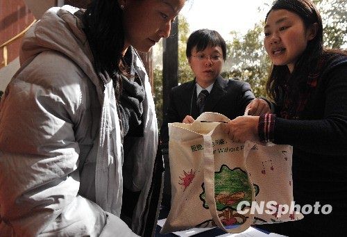 晏紫參加政協會議 報到處領取裝資料用環保袋