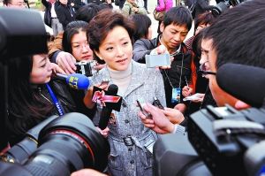 楊瀾穿著從衣領到款式都是典型OL風格(圖)