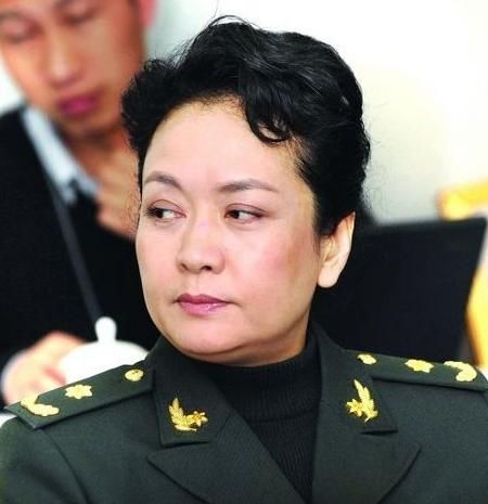 彭麗媛被記者圍困 韓紅