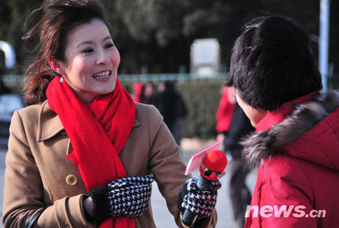 近拍兩會“當(dāng)紅”女主播