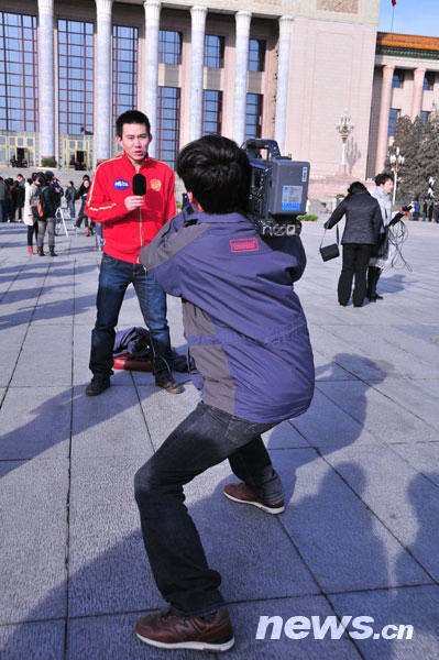 近拍兩會“當(dāng)紅”女主播