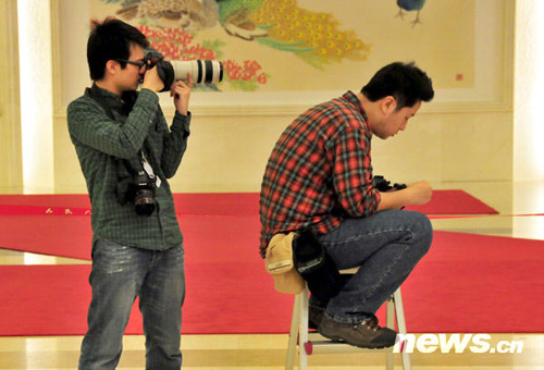 兩會攝影記者的百變身姿