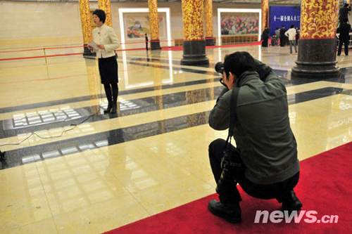兩會攝影記者的百變身姿