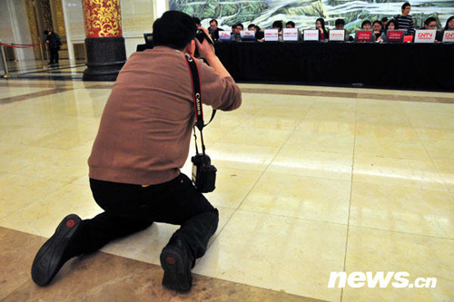 兩會攝影記者的百變身姿