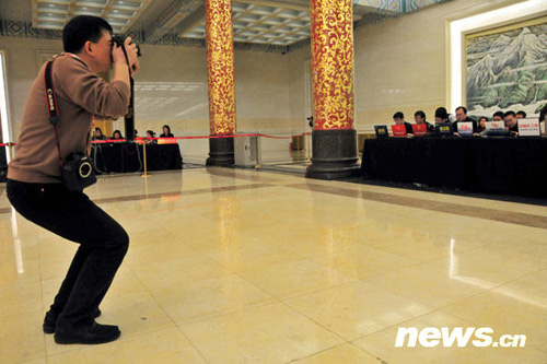 兩會攝影記者的百變身姿