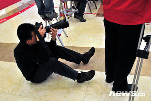 兩會攝影記者的百變身姿