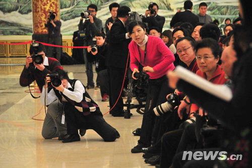 兩會攝影記者的百變身姿