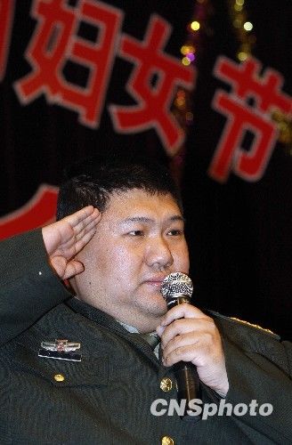 兩會花絮：男委員向女委員獻花賀節(jié)日