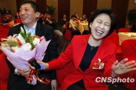 兩會花絮：男委員向女委員獻花賀節(jié)日