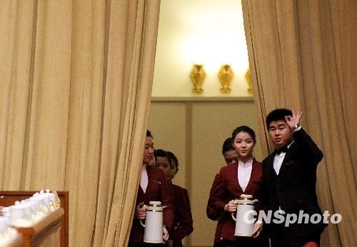 兩會花絮：服務(wù)員服務(wù)精確到秒