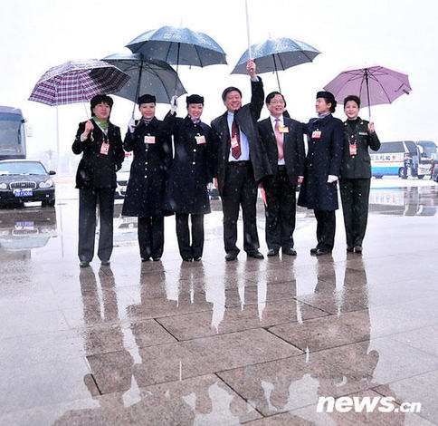 兩會(huì)特寫(xiě)：雪中情 傘下情