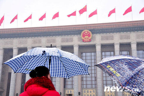 兩會(huì)特寫(xiě)：雪中情 傘下情