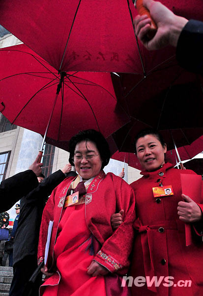 兩會特寫：雪中情 傘下情