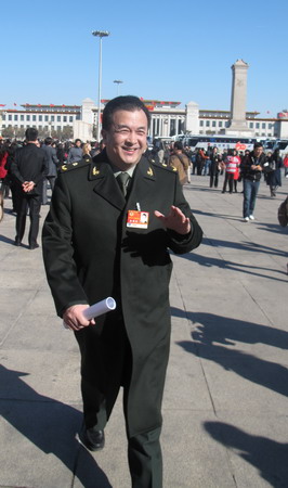 政協(xié)委員黃宏接受記者采訪(圖)