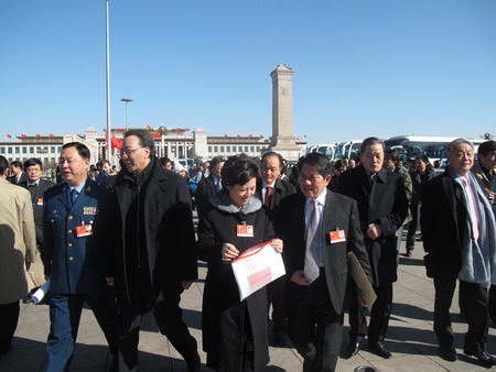 參會委員步入會場