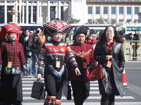 參會委員步入會場