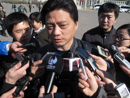 全國政協委員崔永元接受記者采訪