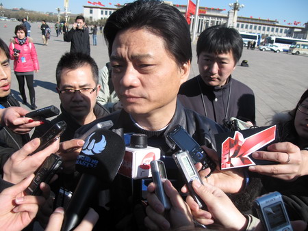 全國政協委員崔永元接受記者采訪