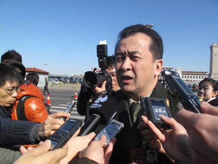 政協(xié)委員黃宏接受記者采訪(fǎng)(圖)