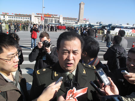 政協(xié)委員黃宏接受記者采訪(fǎng)(圖)