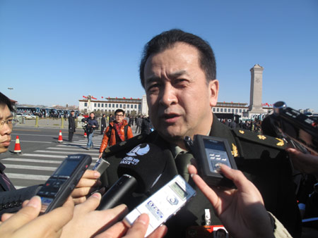 政協(xié)委員黃宏接受記者采訪(fǎng)(圖)