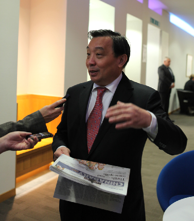 國新辦主任王晨：倡導網上購物 喜歡買唱片和書