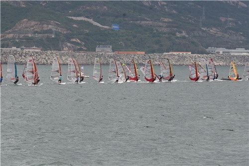 大運(yùn)帆板測(cè)試賽:58名選手劈波斬浪