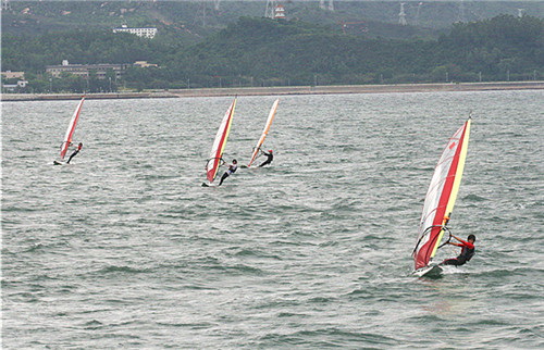 大運(yùn)帆板測(cè)試賽:58名選手劈波斬浪