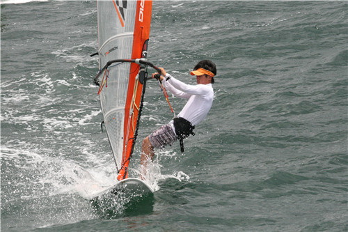 大運(yùn)帆板測(cè)試賽:58名選手劈波斬浪