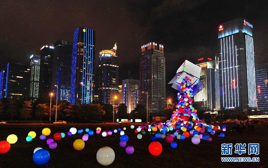 絢麗“大運(yùn)”夜 璀璨深圳灣