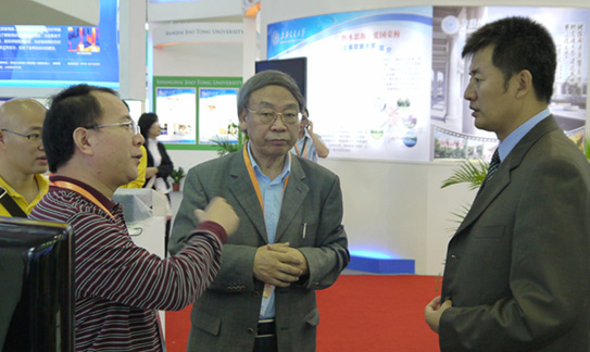深圳大學牛憨笨院士到高交會展區現場觀摩