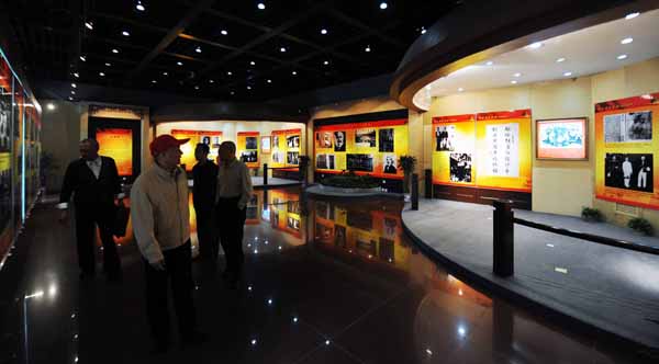 紀(jì)念辛亥革命100周年大型圖片展在韶山開展