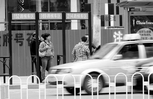 沈城公交新式護欄昨亮相