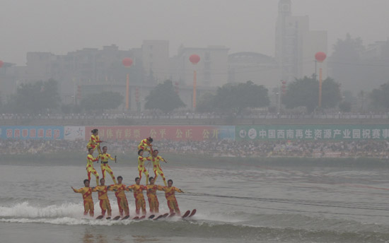 中美澳藝術(shù)滑水賽拉開(kāi)序幕 美澳精彩創(chuàng)意引爆全場(chǎng)