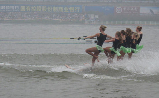 中美澳藝術(shù)滑水賽拉開(kāi)序幕 美澳精彩創(chuàng)意引爆全場(chǎng)