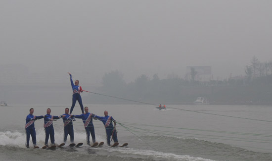 中美澳藝術(shù)滑水賽拉開(kāi)序幕 美澳精彩創(chuàng)意引爆全場(chǎng)