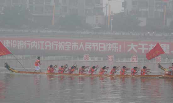 端午劃龍舟等水上民俗活動助興內江中美澳藝術滑水決賽