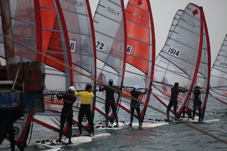 積極備戰的帆板隊員們！