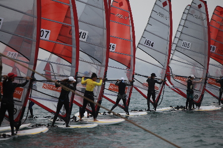 積極備戰的帆板隊員們！