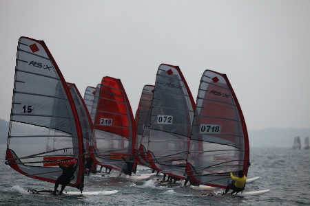 積極備戰的帆板隊員們！