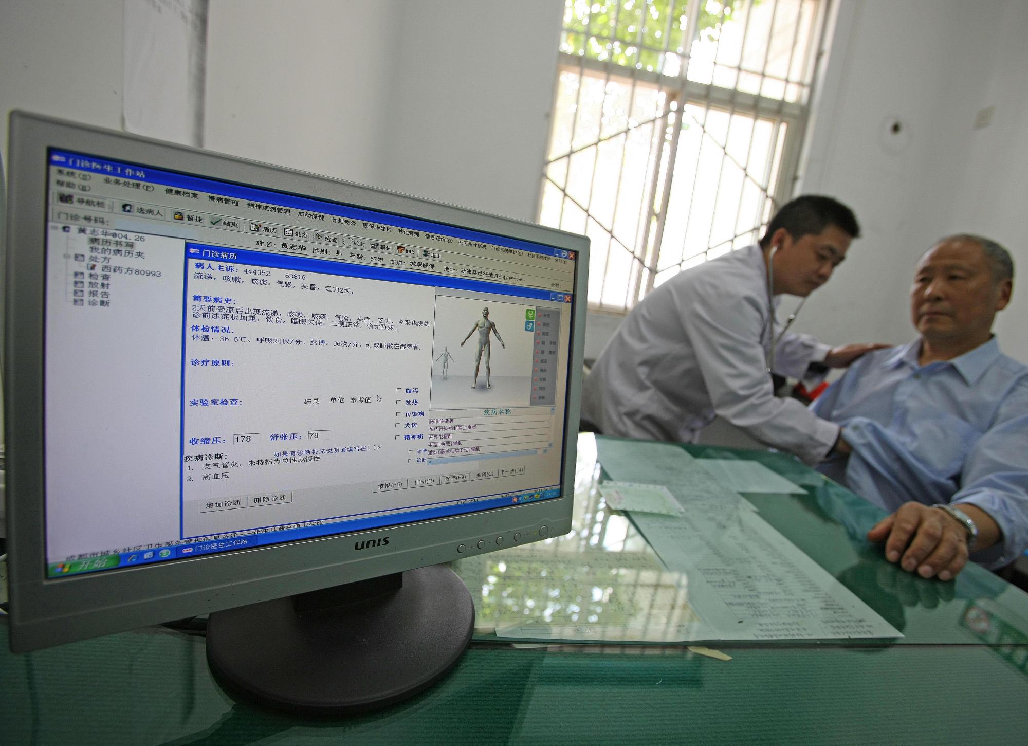 走進(jìn)鄉(xiāng)村“健康小屋”