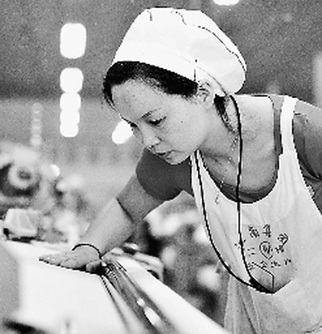 記全國勞模、武漢江南實業集團有限公司紡織女工胡丹