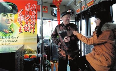 鄭州現雷鋒主題公交車 車上播放雷鋒歌曲