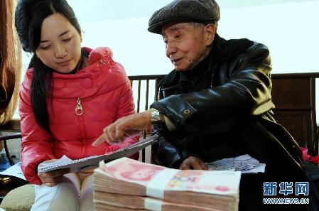 草根故事:一位八旬老人為近萬(wàn)名貧困生募集助學(xué)款