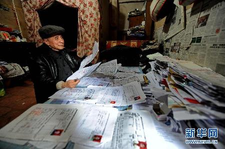 草根故事:一位八旬老人為近萬名貧困生募集助學(xué)款