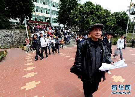 草根故事:一位八旬老人為近萬名貧困生募集助學款