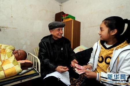 草根故事:一位八旬老人為近萬名貧困生募集助學款