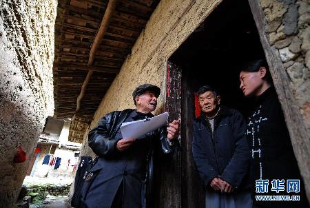 草根故事:一位八旬老人為近萬名貧困生募集助學(xué)款